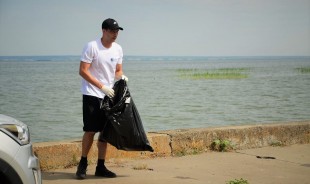  «Чистый город начинается с тебя»: экоактивисты убрали с набережной Волгодонска 8 м3 мусора